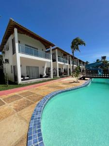 ein großes Schwimmbad vor einem Haus in der Unterkunft Paraíso Barra Grande in Barra Grande