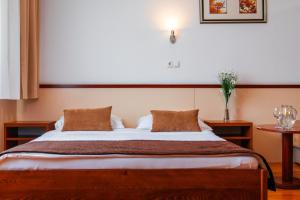 Letto o letti in una camera di Hotel Saraj