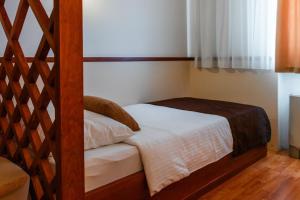 Letto o letti in una camera di Hotel Saraj