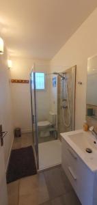 Koupelna v ubytování Charmant appartement au calme situé en Camargue