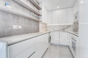 Køkken eller tekøkken på KARAT Villa Portofino + 23 billeder