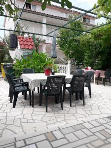 Κήπος έξω από το Apartment Meta ,excellent location close to Rab