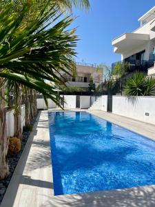 Πισίνα στο ή κοντά στο Air-conditioned Elisa Apartment with spacious sunroof lounge and swimming pool