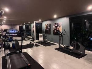 ein Fitnessstudio mit Laufbändern und Cardiogeräten in einem Raum in der Unterkunft panalee banna village独栋东区3卧室别墅Great Value Peaceful Retreat Near7-11 in Nong Prue