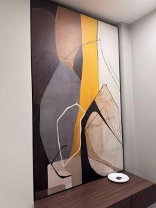 ein großes Bild einer Frau an der Wand in der Unterkunft panalee banna village独栋东区3卧室别墅Great Value Peaceful Retreat Near7-11 in Nong Prue