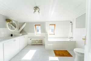 ein weißes Badezimmer mit Toilette und Waschbecken in der Unterkunft Penthouse-Wohnung auf 2 Etagen in Wuppertal