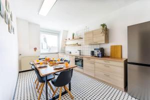 eine Küche mit einem Tisch und einigen Stühlen in der Unterkunft Penthouse-Wohnung auf 2 Etagen in Wuppertal + 48 Fotos