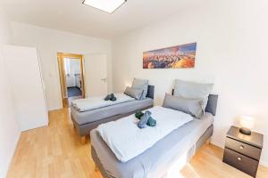 ein Wohnzimmer mit zwei Betten und einem Tisch in der Unterkunft Penthouse-Wohnung auf 2 Etagen in Wuppertal