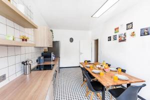 eine Küche mit einem langen Holztisch in einem Zimmer in der Unterkunft Penthouse-Wohnung auf 2 Etagen in Wuppertal