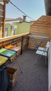 d'un balcon avec une table, des chaises et des escaliers. dans l'établissement Apartma VAL - Maribor, à Maribor