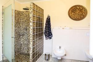 a bathroom with a shower and a toilet and a sink at STRANDNAH STRANDLÖWE KÜHLUNGSBORN Ostsee in Kühlungsborn