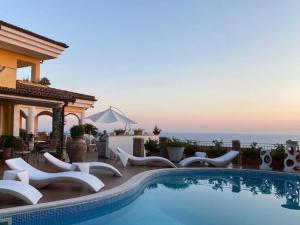 a villa with a swimming pool with views of the ocean at Villa Fontana Saia in Paola