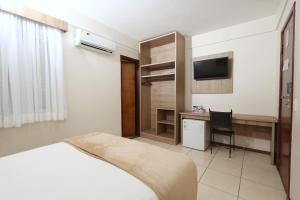 Uma TV ou centro de entretenimento em Montblanc Hotel