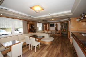 TV a/nebo společenská místnost v ubytování Hotel Vallechiara