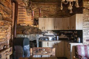 eine Küche mit Holzschränken und einem Herd in der Unterkunft Fish Hotel in Akhalk'alak'i