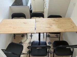 ein Konferenzraum mit einem Holztisch und Stühlen in der Unterkunft Coup de cœur parisien à 15 mn de Paris - 45 mn Disney in Noisy-le-Sec