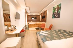 una camera da letto con un letto e un bagno con un lavandino di Stay Suite Hotel a Istanbul