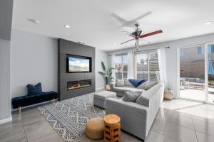 Χώρος καθιστικού στο Chic, Spacious 5BD Desert Oasis