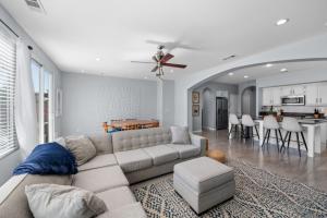 Χώρος καθιστικού στο Chic, Spacious 5BD Desert Oasis