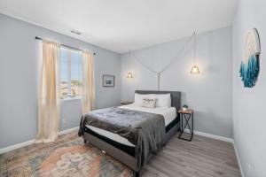 Ένα ή περισσότερα κρεβάτια σε δωμάτιο στο Chic, Spacious 5BD Desert Oasis