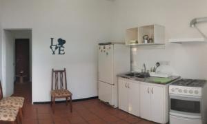 una cucina con un frigorifero bianco e una stufa di Depto 1 habitación a Zárate