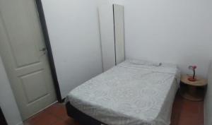 una piccola camera con un letto e una porta di Depto 1 habitación a Zárate