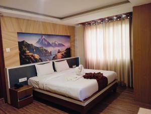 Kama o mga kama sa kuwarto sa Hotel Nirakar