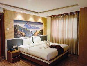 Kama o mga kama sa kuwarto sa Hotel Nirakar