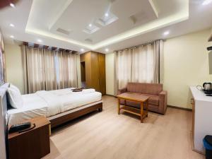 Kama o mga kama sa kuwarto sa Hotel Nirakar
