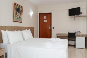 Uma TV ou centro de entretenimento em Montblanc Hotel