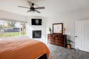 Un dormitorio con una cama y un ventilador de techo. en Private Desert Pool Hot Tub BBQ, en Indio
