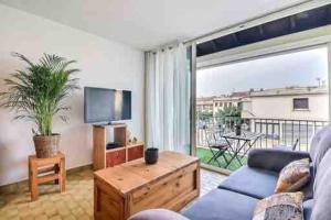 Televisyen dan/atau pusat hiburan di Le Corail du BOUCANET T4 de 70m2 en Duplex avec balcon et parking