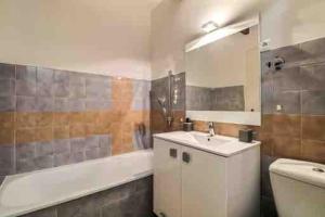 Bilik mandi di Le Corail du BOUCANET T4 de 70m2 en Duplex avec balcon et parking +4 gambar
