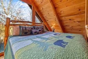 Un dormitorio con una cama en una cabaña de troncos en Secluded, private, romantic Four Bears cabin, en Sevierville