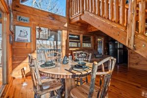comedor con mesa y sillas en una cabaña en Secluded, private, romantic Four Bears cabin, en Sevierville 28 fotos más
