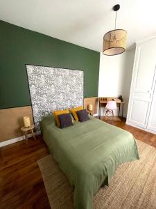 - une chambre dotée d'un lit avec un mur vert dans l'établissement Havre de paix moderne, fibre,RER B direction Paris, à Fontenay-aux-Roses