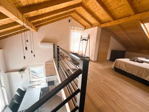 een zolderkamer met een bed en een trap in een kamer bij Apartment house GAIA in Gajac