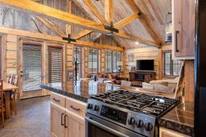 Una cocina o cocineta en Private River Front Cabin
