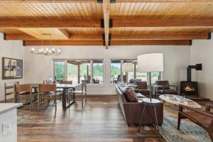 Χώρος καθιστικού στο River Bend Lodge +14 φωτογραφίες