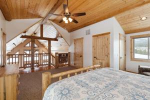 Ένα ή περισσότερα κρεβάτια σε δωμάτιο στο Como Peaks Cabin +39 φωτογραφίες