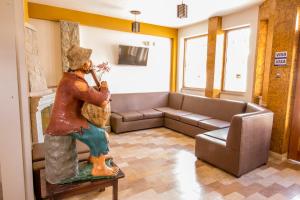 una estatua de una mujer sentada en una mesa en una sala de estar en Hotel Suiza Peruana en Huaraz