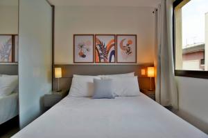 a bedroom with a white bed and a window at BSB STAY Flats Particulares - Life Resort SHTN in Brasilia