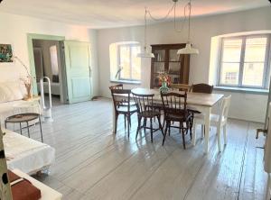 un soggiorno con tavolo da pranzo e sedie di Light filled spacious penthouse in Šibenik city centre a Šibenik