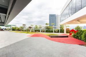 Taman di luar The Oasis 1 BR with Pool Sauna Gym and More