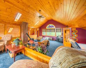 una sala de estar con muebles y techo de madera. en Dragonwood Main House, en Abbot Village