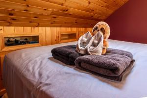 Una cama con toallas y un osito de peluche. en Dragonwood Main House, en Abbot Village 37 fotos más