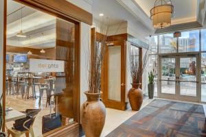 拉斯维加斯MGM Signature-04-714 1Br 2Ba Balcony Suite的一间有两只大花瓶的商店