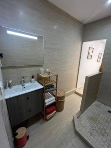 Vannituba majutusasutuses Superbe 2 chambres avec piscine
