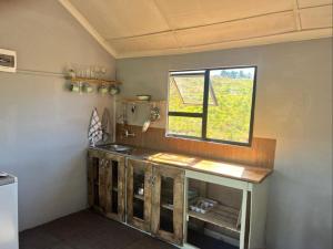 Dapur atau dapur kecil di Tin Can Glamping Caravan +18 gambar