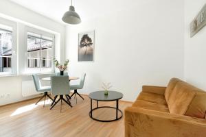 un soggiorno con un divano e un tavolo di easy flat Villach main plaza a Villach Altre 37 foto
